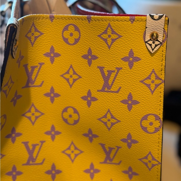 LOUIS VUITTON 
Monogram Giant Onthego GM Rouge Rose - Picture 4 of 6